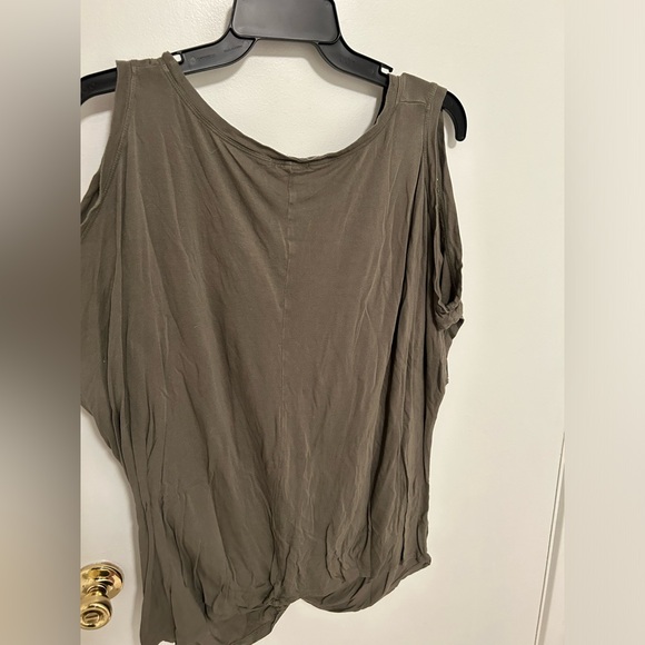 Maurice’s cold shoulder tee with floral detail and faux tie waist. Size 3X - Picture 4 of 5